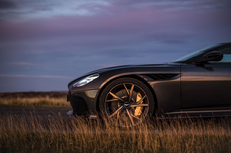 Детали экстерьера Aston Martin DBS Superleggera 2018 года  (UK) (фото 25 из 40)